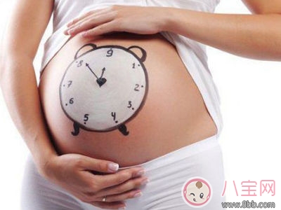 准妈妈摸肚子胎教详解 孕妇常摸肚子易致胎儿脐带绕颈是真的吗